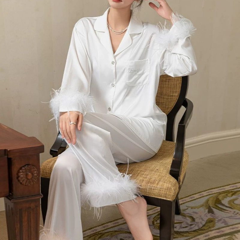 Lumière Set – Beyaz Saten Tüylü Sabahlık Takımı