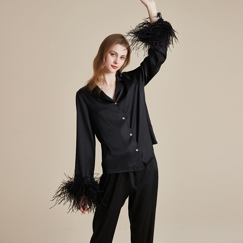 Feather Allure – Siyah İpeksi Tüylü Kadın Pijama Takımı