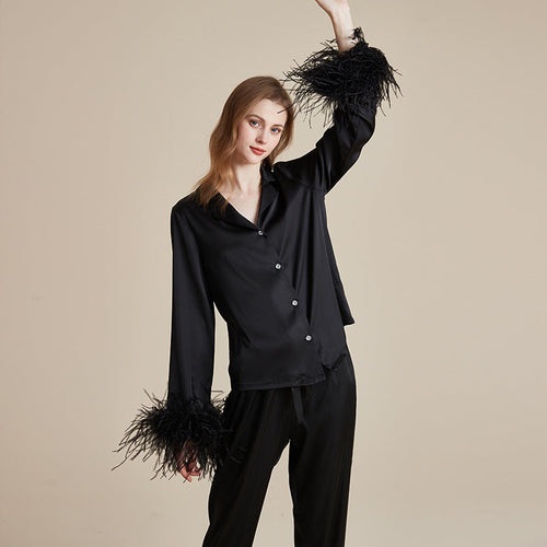 Bata de satén de lujo con detalles de plumas negras Feather Allure