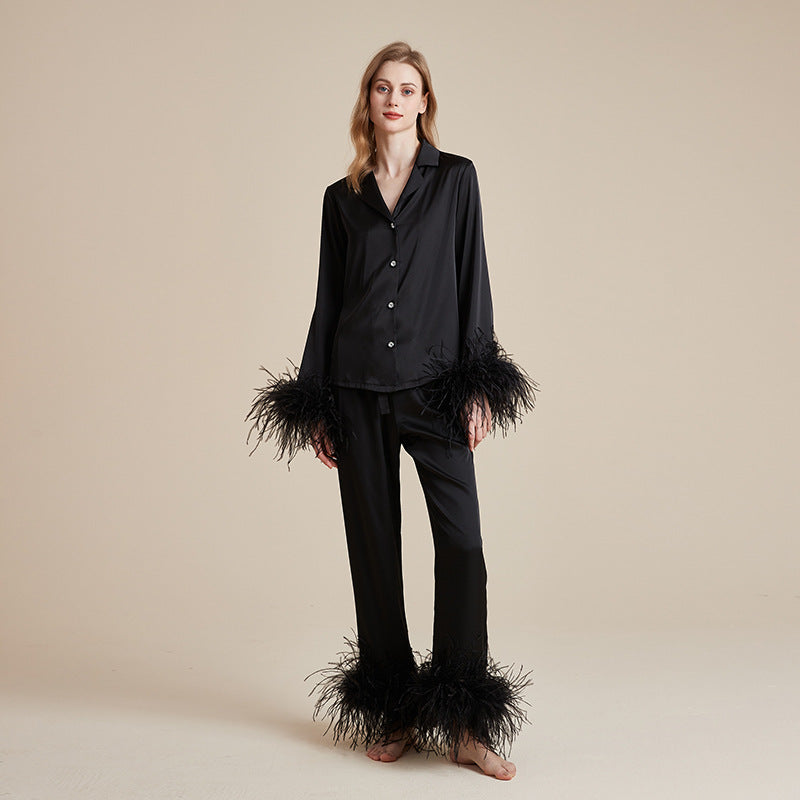 Feather Allure – Siyah İpeksi Tüylü Kadın Pijama Takımı