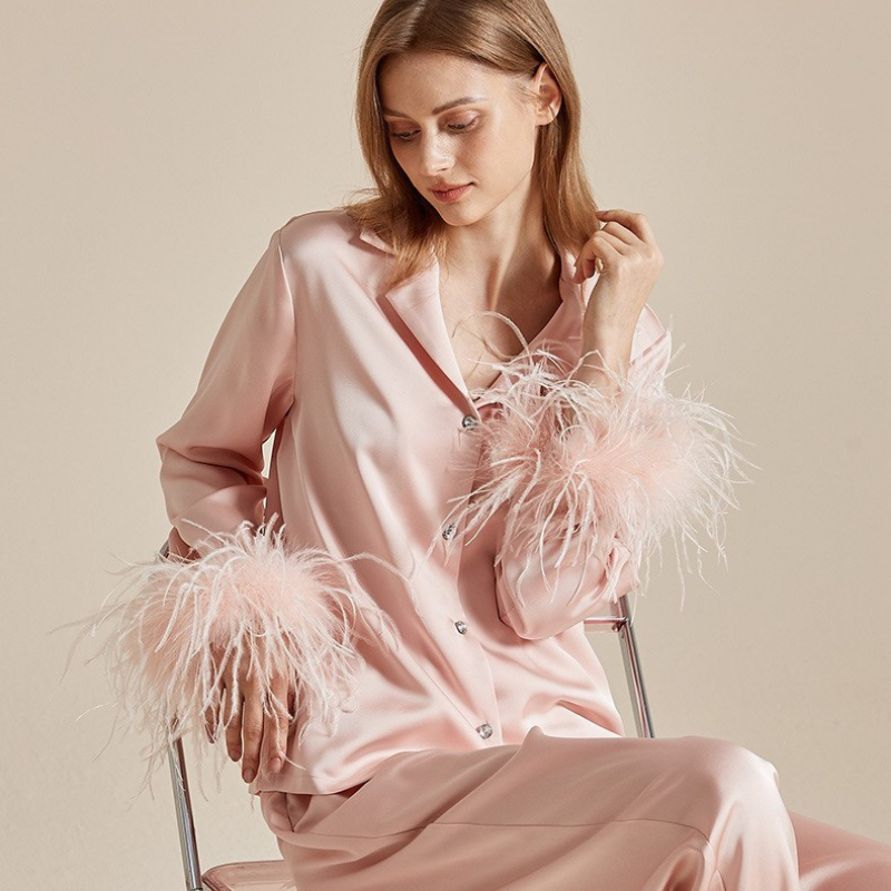 Feather Allure – Pembe İpeksi Tüylü Kadın Pijama Takımı