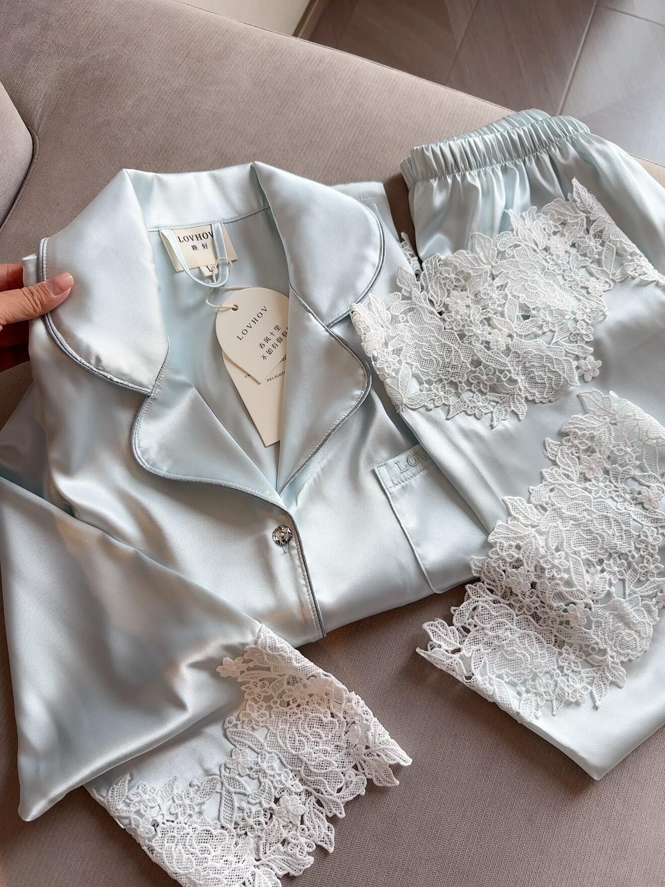 Aqua Whisper – İpeksi Dokulu Kadın Pijama Takımı