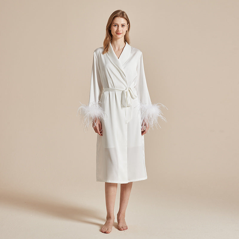 Feather Grace – Beyaz Tüylü Kadın Sabahlık + Askılı Elbise