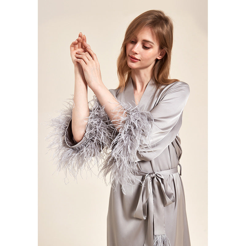 Feather Grace – Gri Tüylü Kadın Sabahlık + Askılı Elbise