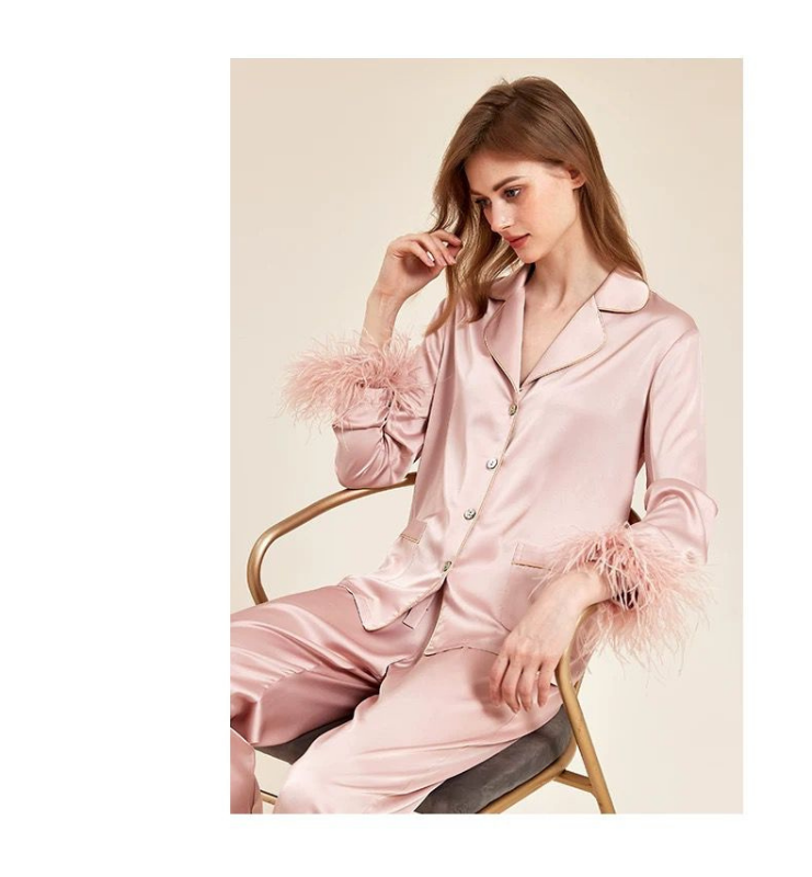 Feather Allure – Pembe Cepli İpeksi Tüylü Kadın Pijama Takımı