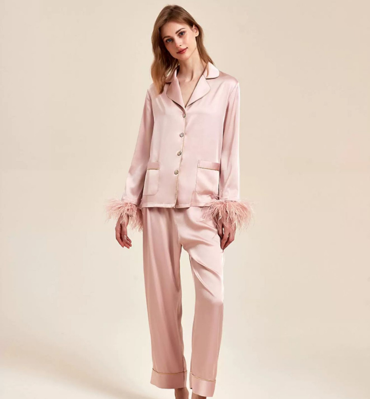 Feather Allure – Pembe Cepli İpeksi Tüylü Kadın Pijama Takımı