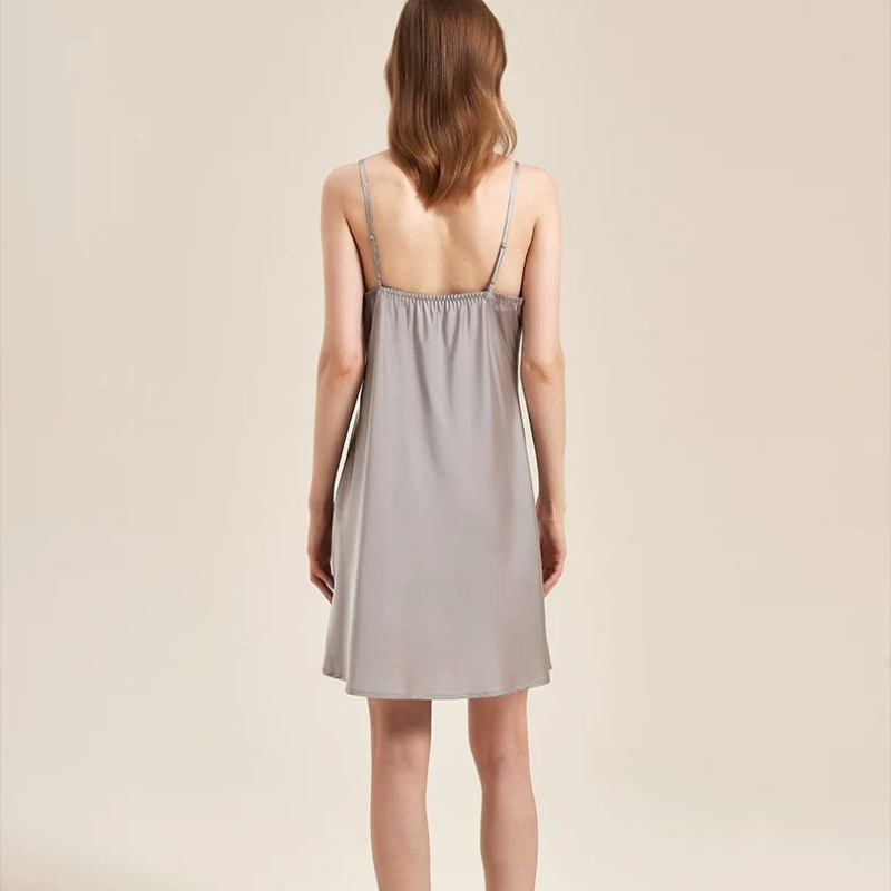 Feather Grace – Gri Tüylü Kadın Sabahlık + Askılı Elbise