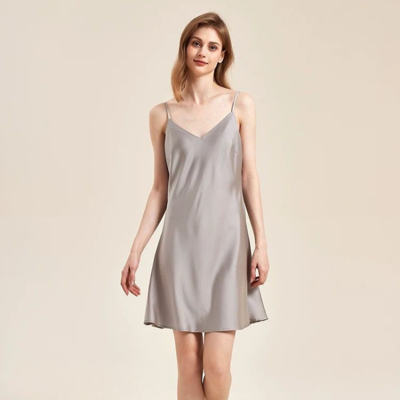 Feather Grace – Gri Tüylü Kadın Sabahlık + Askılı Elbise