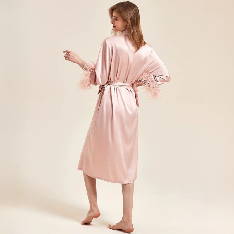 Feather Grace – Pembe Tüylü Kadın Sabahlık + Askılı Elbise