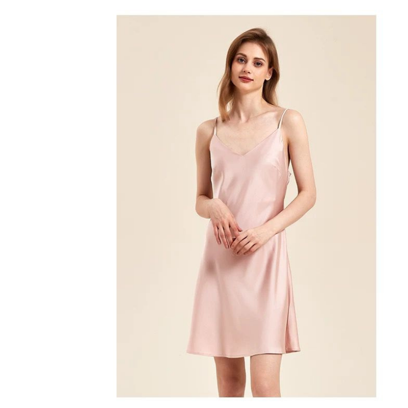 Feather Grace – Pembe Tüylü Kadın Sabahlık + Askılı Elbise
