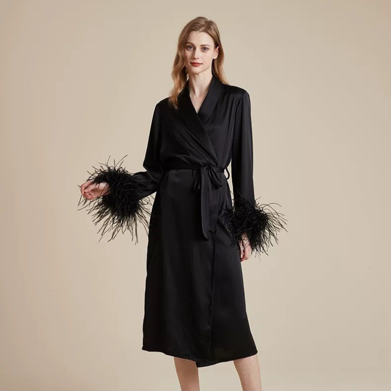 Feather Grace – Siyah Tüylü Kadın Sabahlık + Askılı Elbise