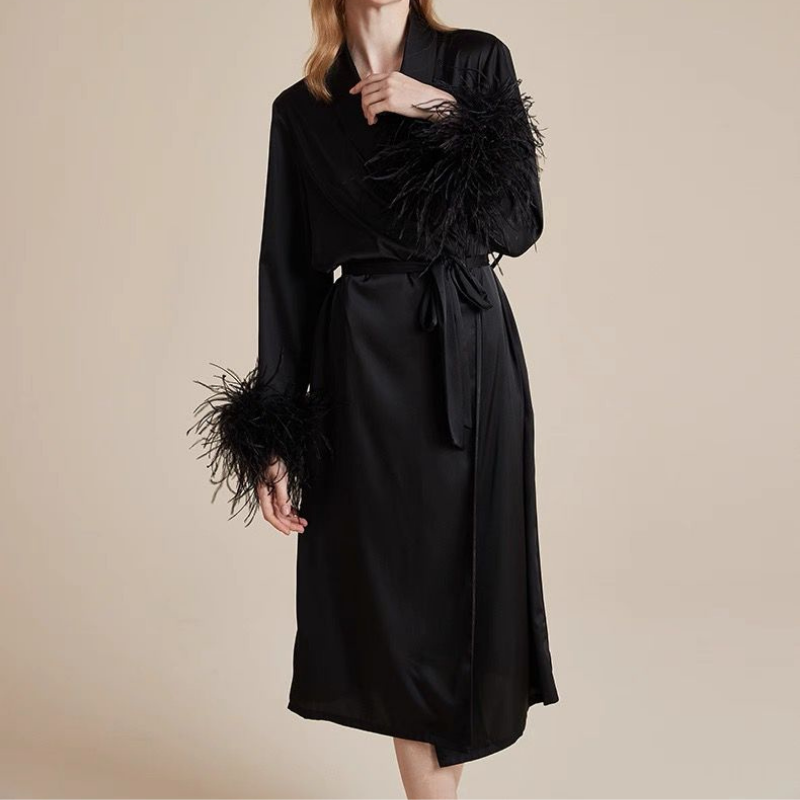 Feather Grace – Siyah Tüylü Kadın Sabahlık + Askılı Elbise