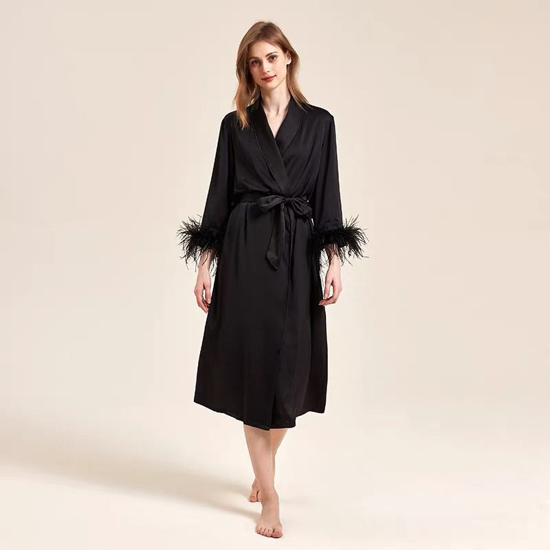 Feather Grace – Siyah Tüylü Kadın Sabahlık + Askılı Elbise
