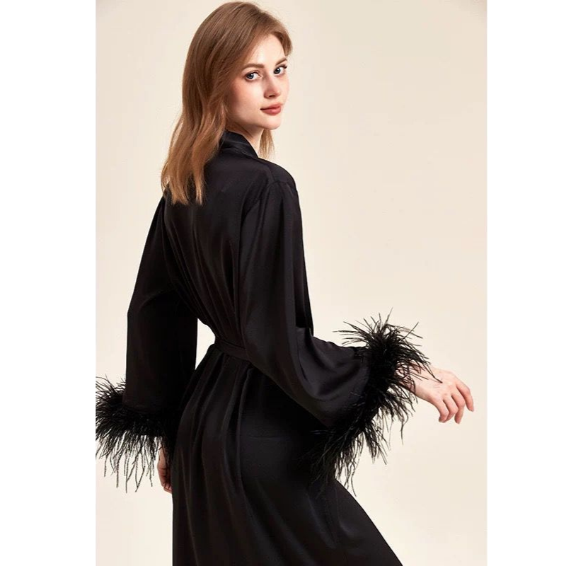 Feather Grace – Siyah Tüylü Kadın Sabahlık + Askılı Elbise