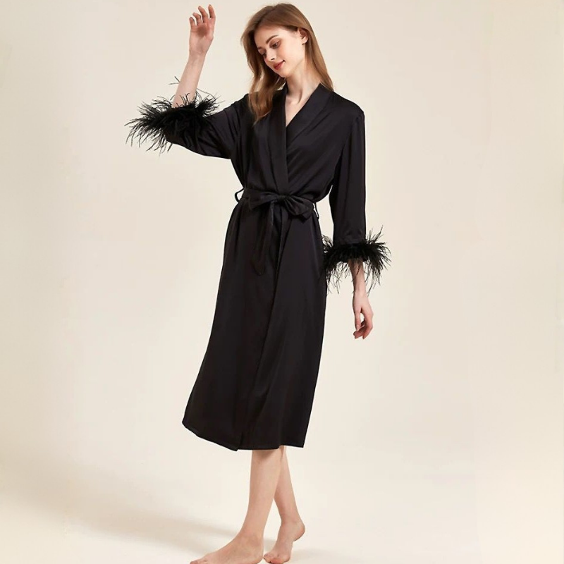 Feather Grace – Siyah Tüylü Kadın Sabahlık + Askılı Elbise