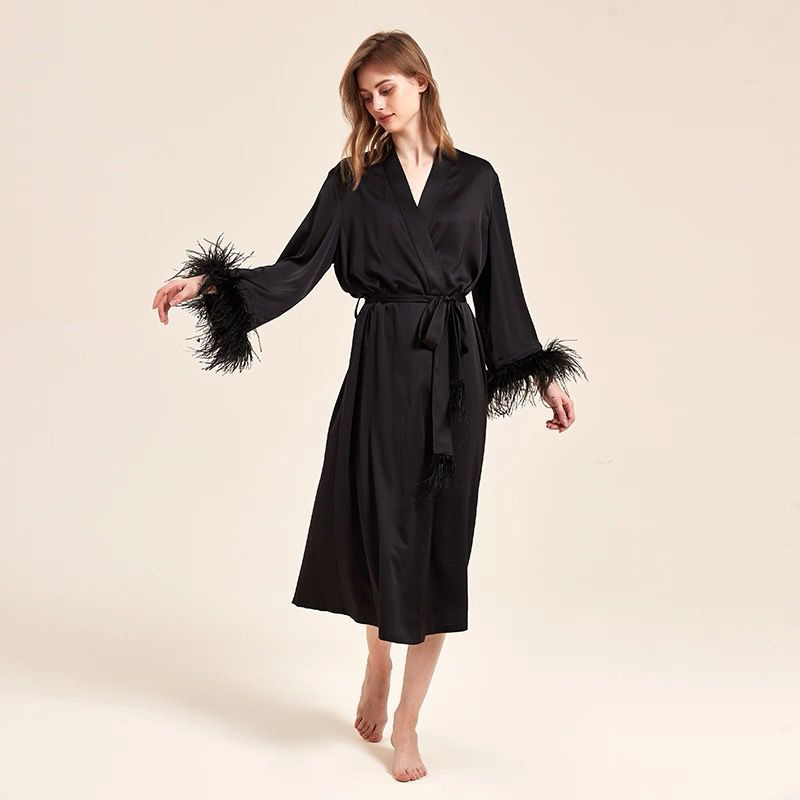 Feather Grace – Siyah Tüylü Kadın Sabahlık + Askılı Elbise