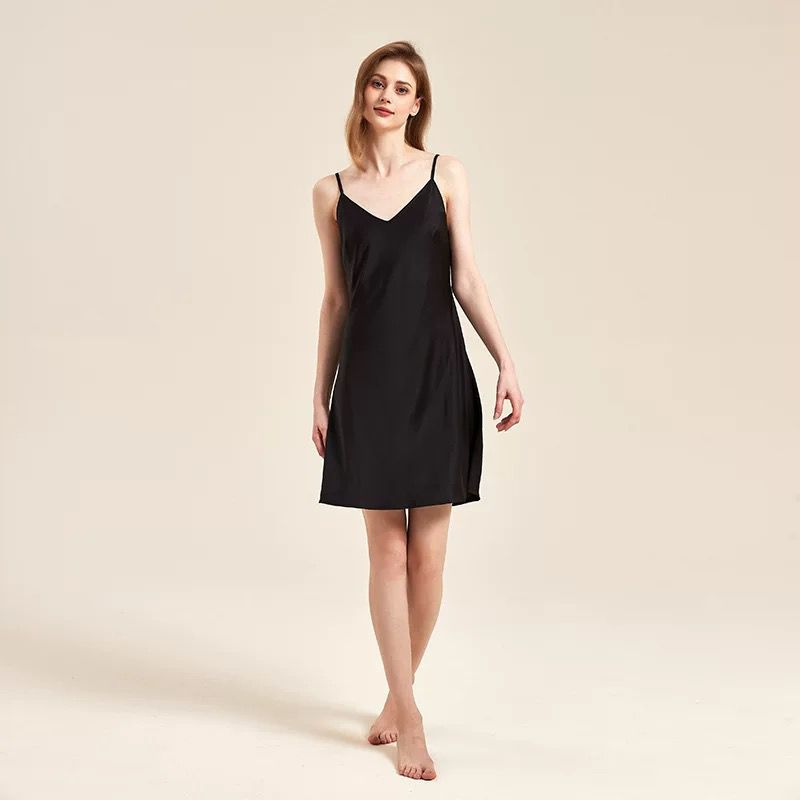 Feather Grace – Siyah Tüylü Kadın Sabahlık + Askılı Elbise