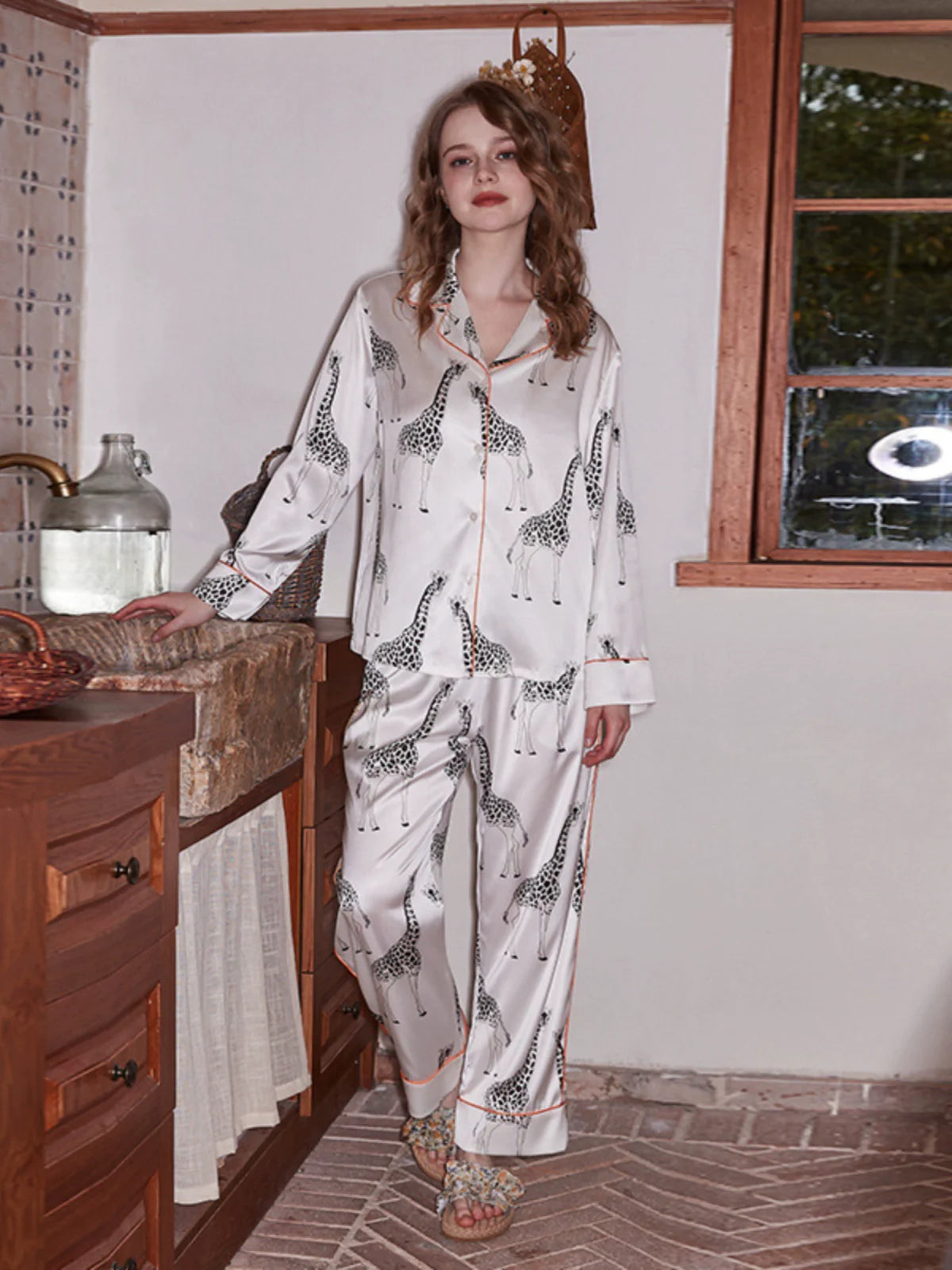 Beyaz Zürafa Tasarım Lüks Saten Pijama Takımı