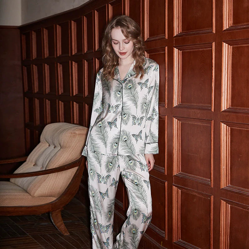 Beyaz Anka Tüy Kelebek Desenli Lüks Saten Pijama Takımı