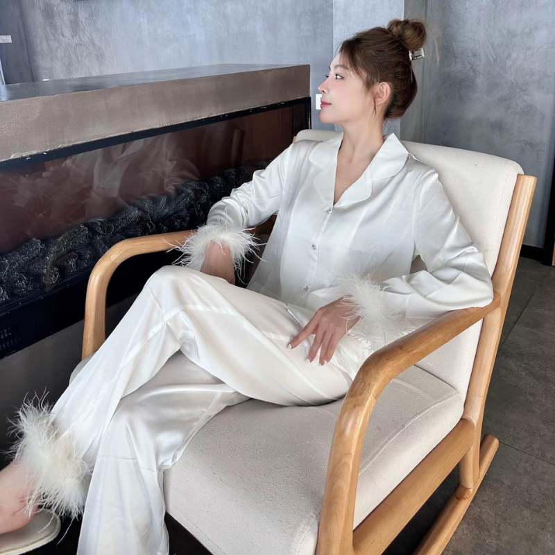 Soft Grace Set – Beyaz Saten Tüylü Sabahlık Seti