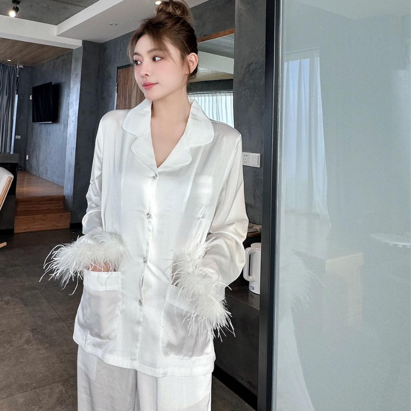 Soft Grace Set – Beyaz Saten Tüylü Sabahlık Seti