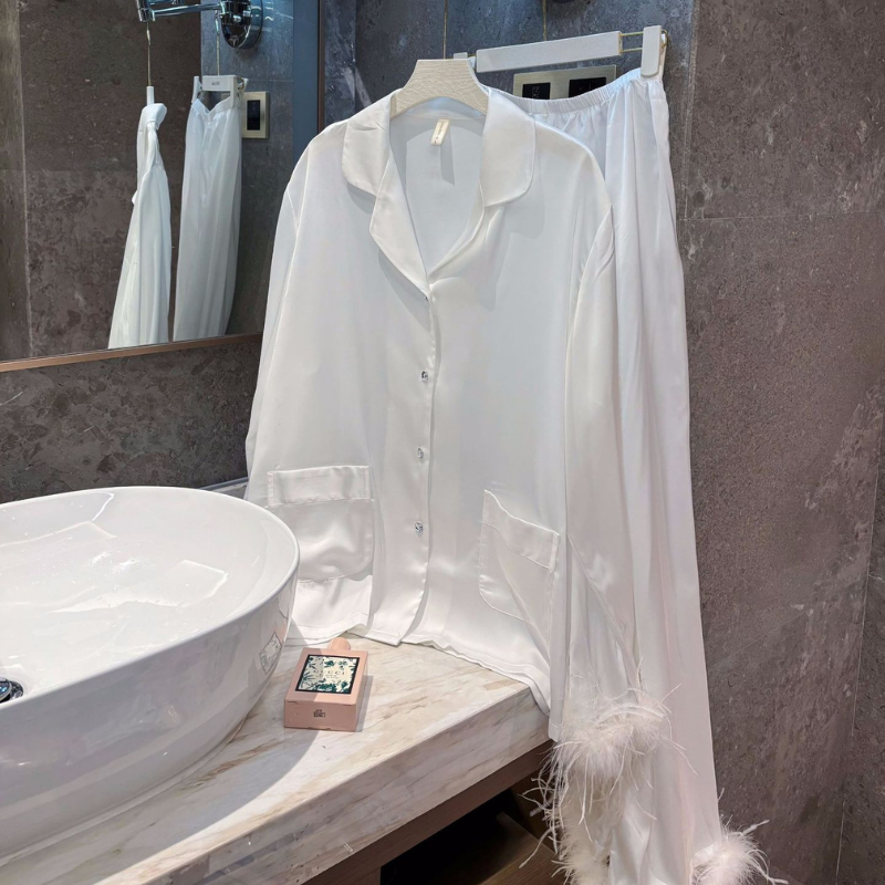 Soft Grace Set – Beyaz Saten Tüylü Sabahlık Seti