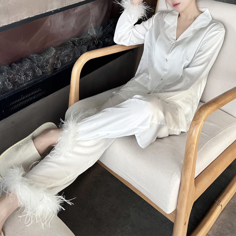 Soft Grace Set – Beyaz Saten Tüylü Sabahlık Seti