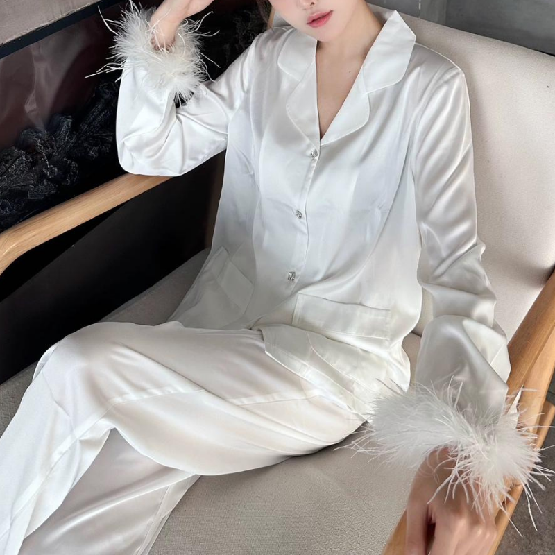 Soft Grace Set – Beyaz Saten Tüylü Sabahlık Seti