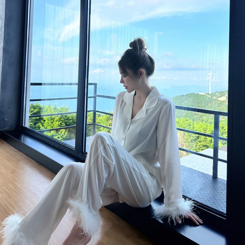 Soft Grace Set – Beyaz Saten Tüylü Sabahlık Seti