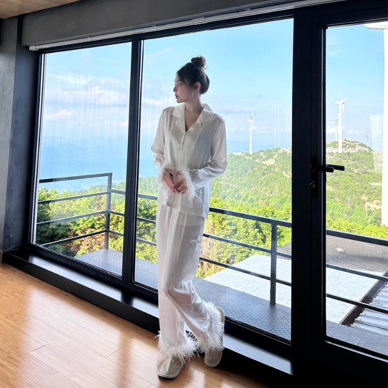 Soft Grace Set – Beyaz Saten Tüylü Sabahlık Seti