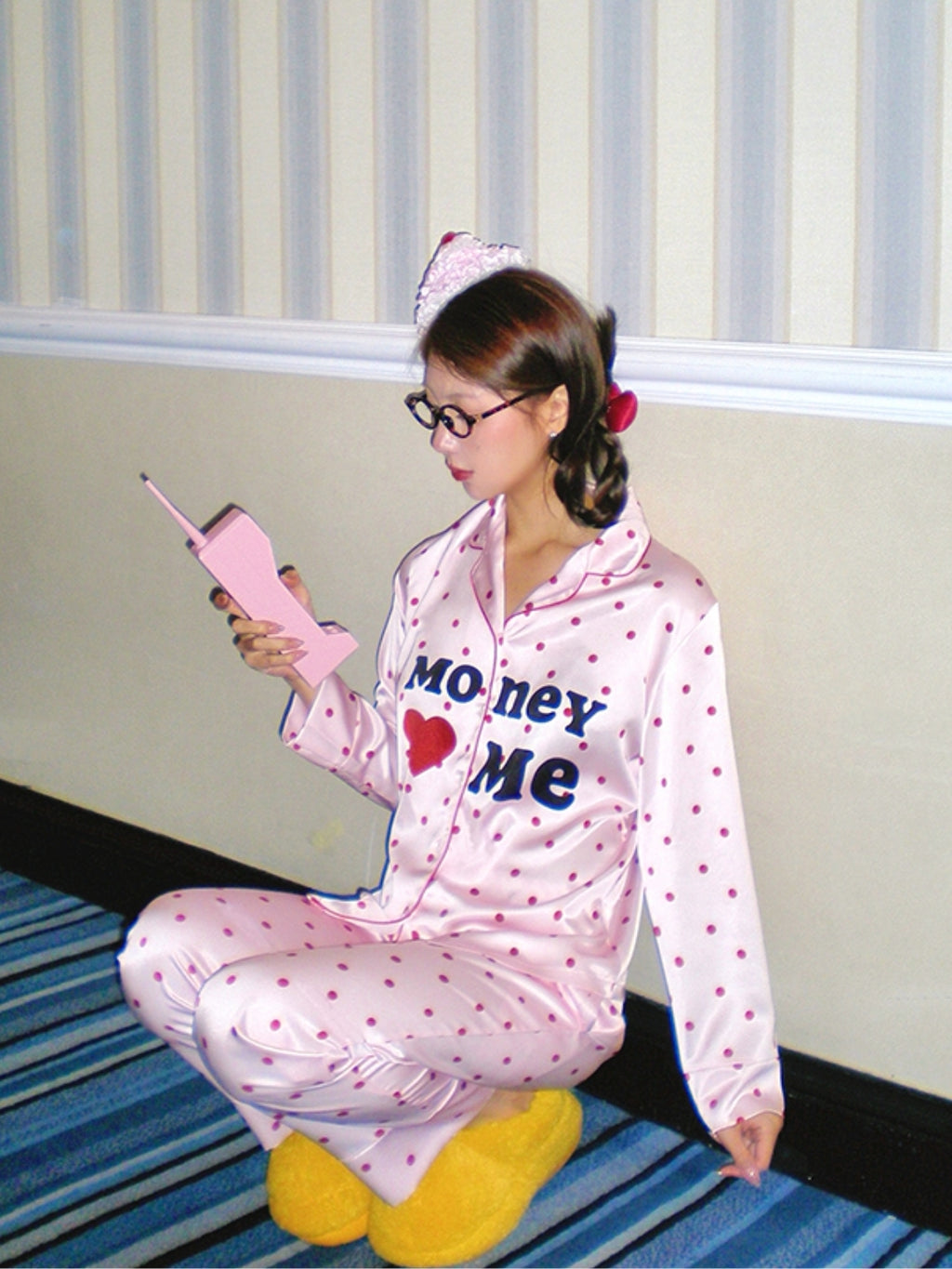 Conjunto de pijama de satén rosa con lunares de MoneyLoveMe