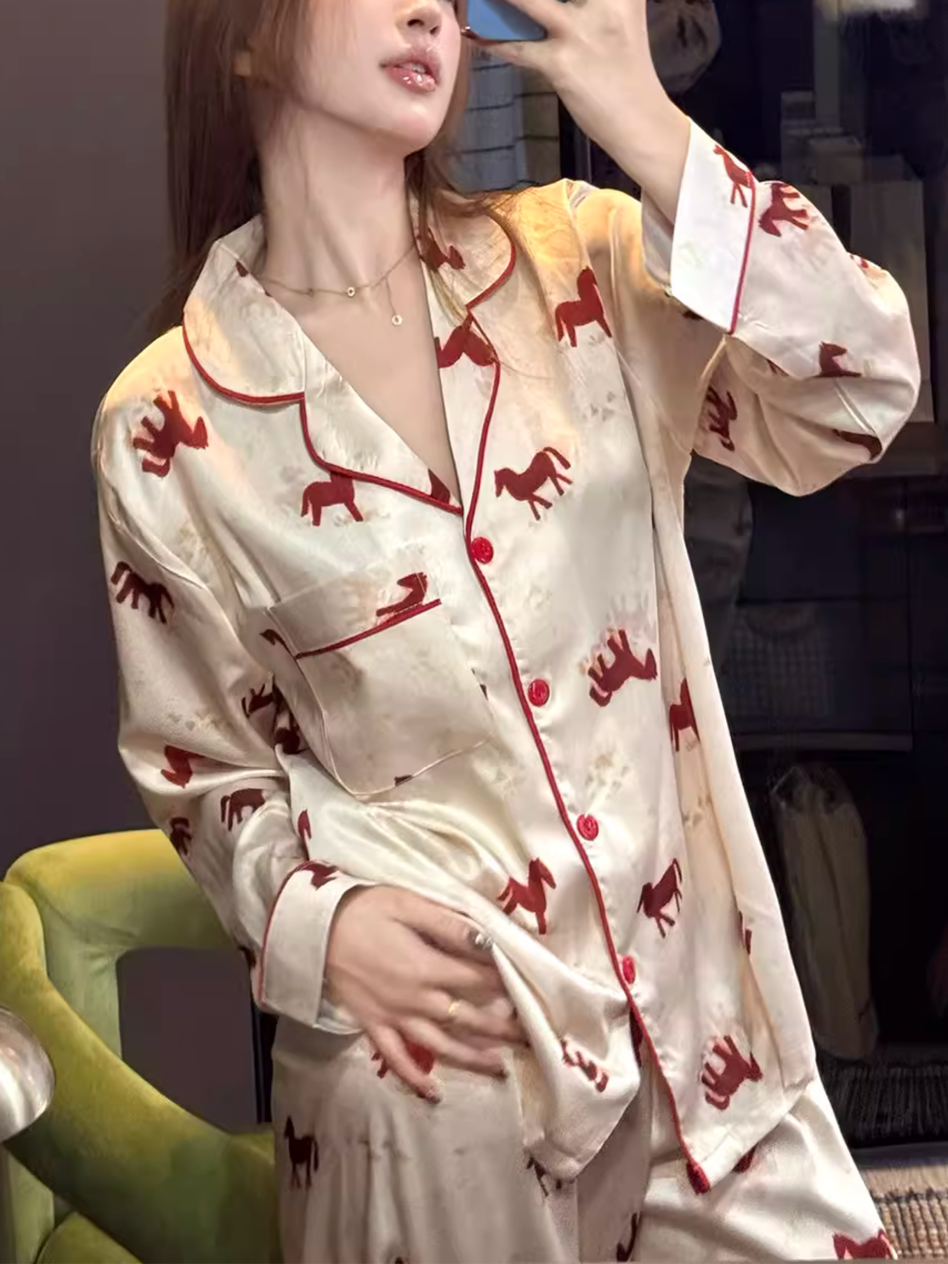 Pijama de satén bordado con lunares