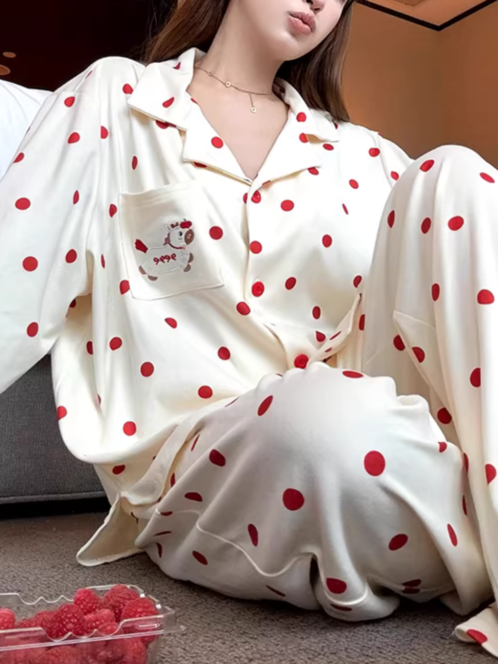 Pijama de satén bordado con lunares