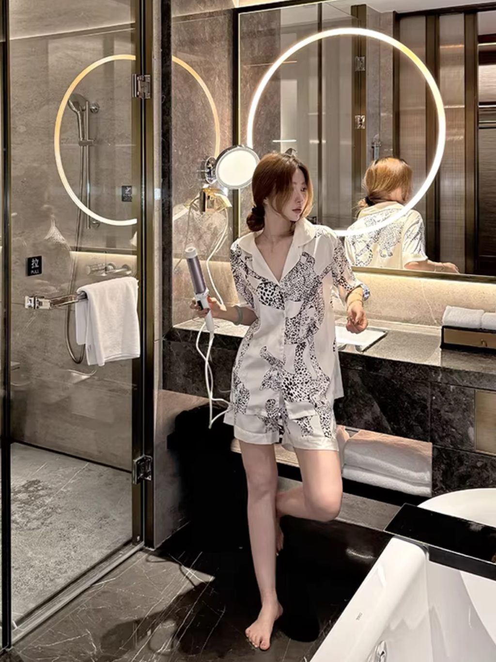 Conjunto de pijama de satén de lujo con estampado de leopardo