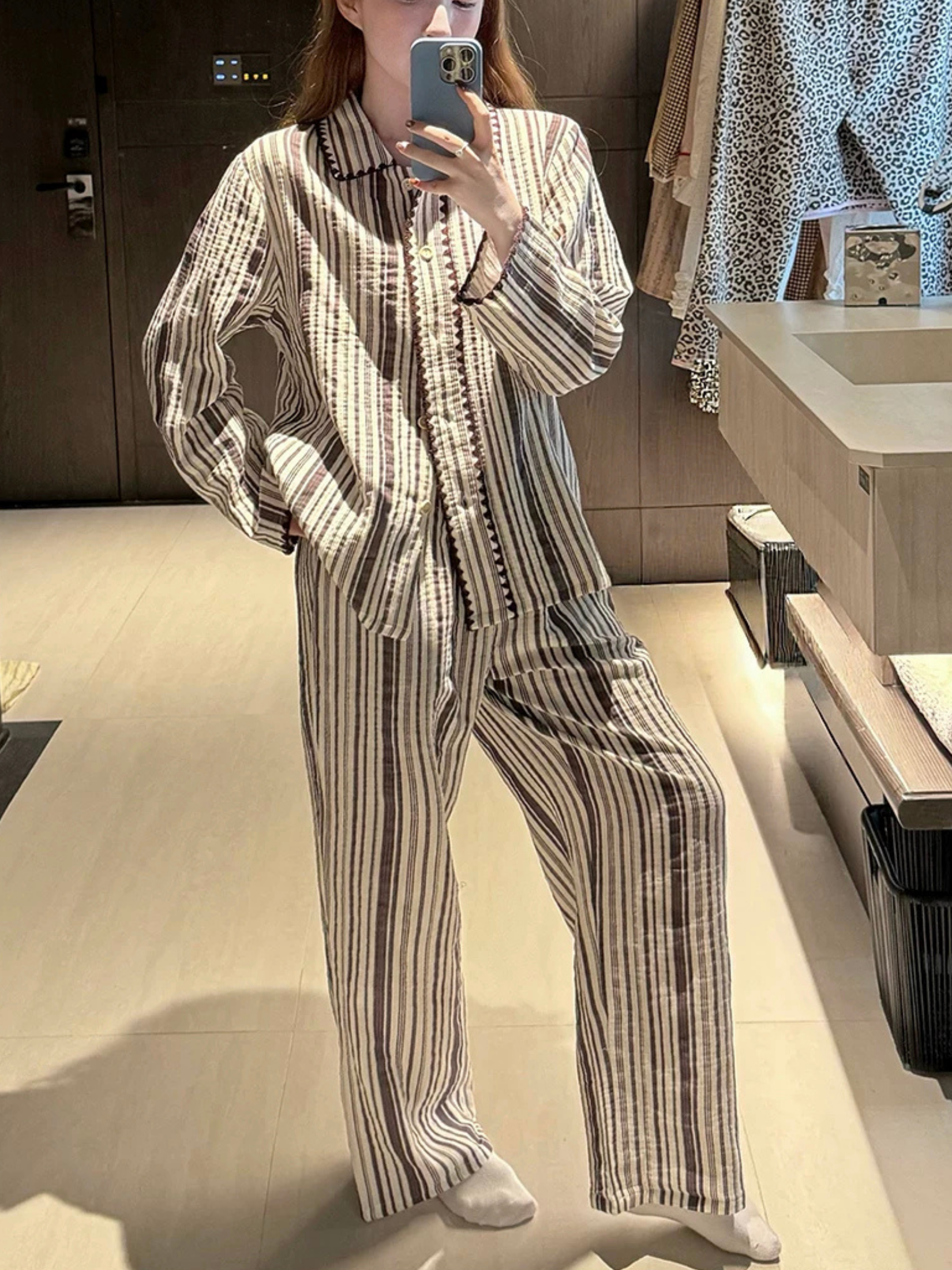 Pijama de algodón a rayas marrones