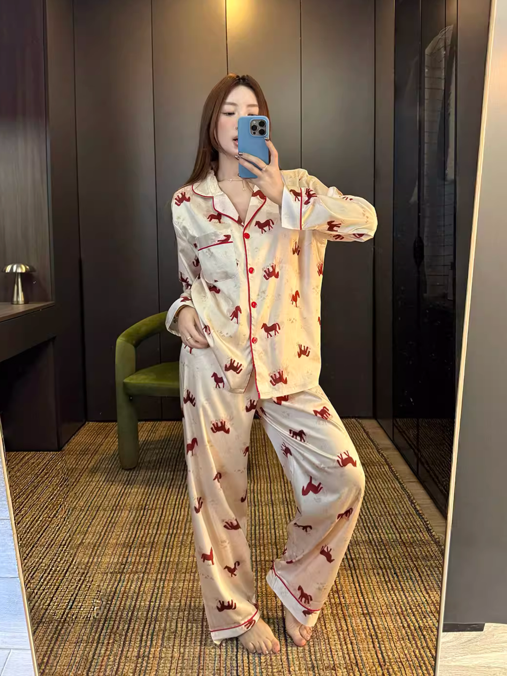 Pijama de satén bordado con lunares