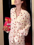 Pijama de satén bordado con lunares