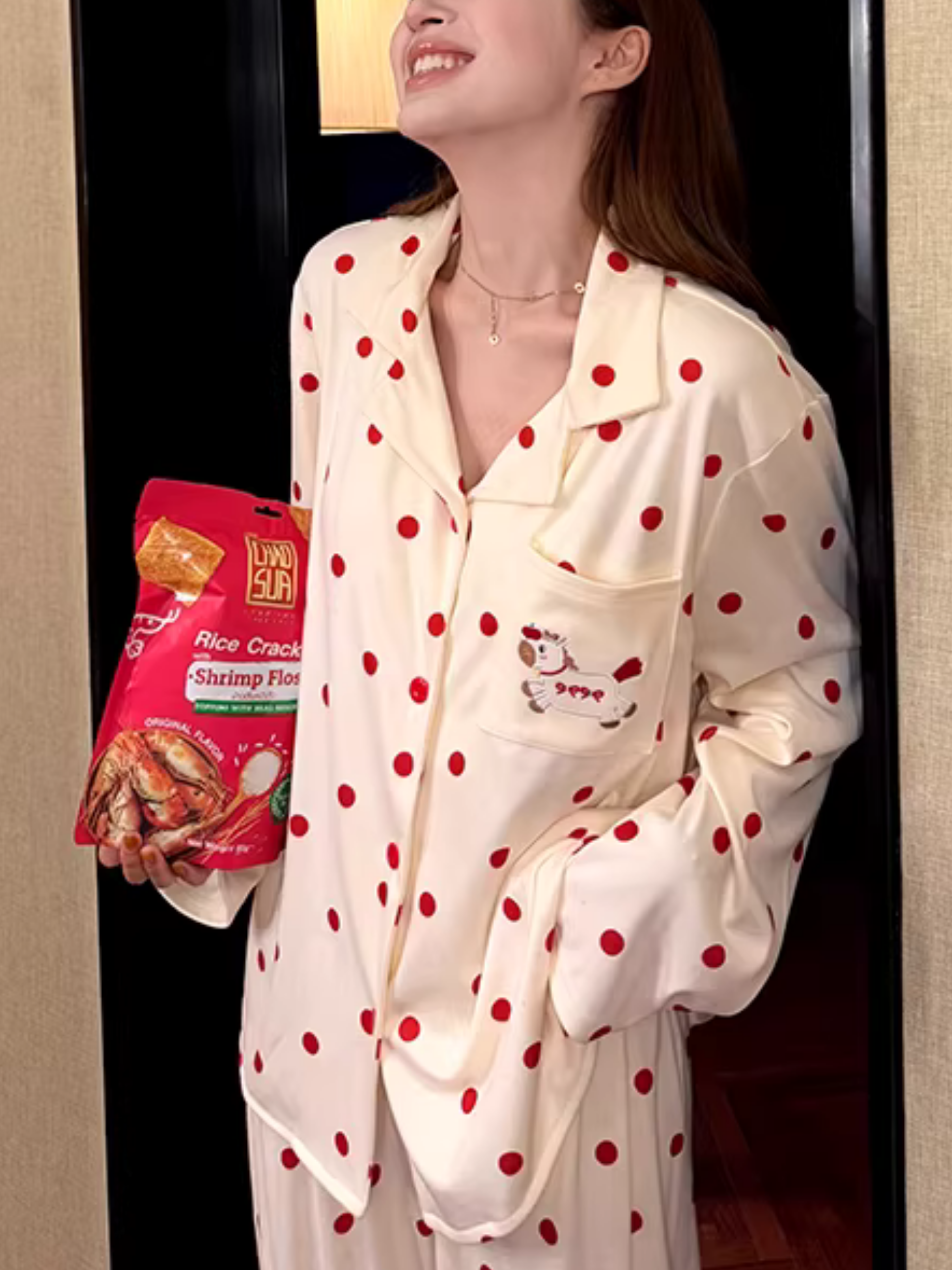Pijama de satén bordado con lunares
