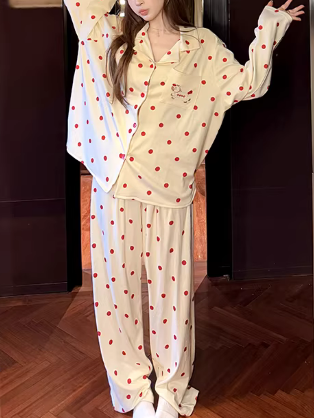Pijama de satén bordado con lunares