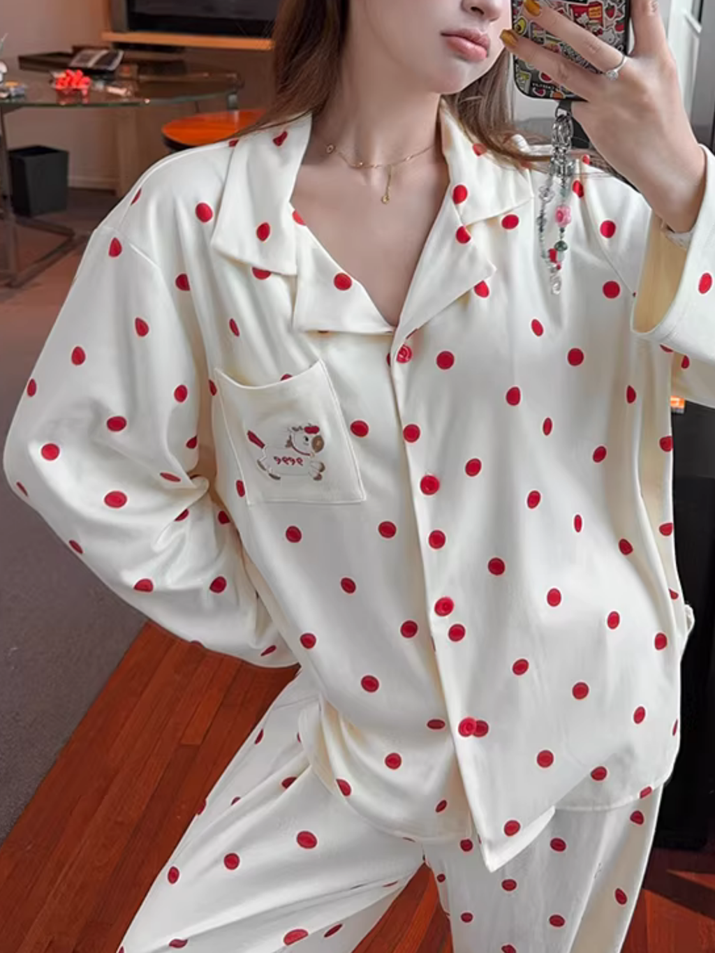 Pijama de satén bordado con lunares