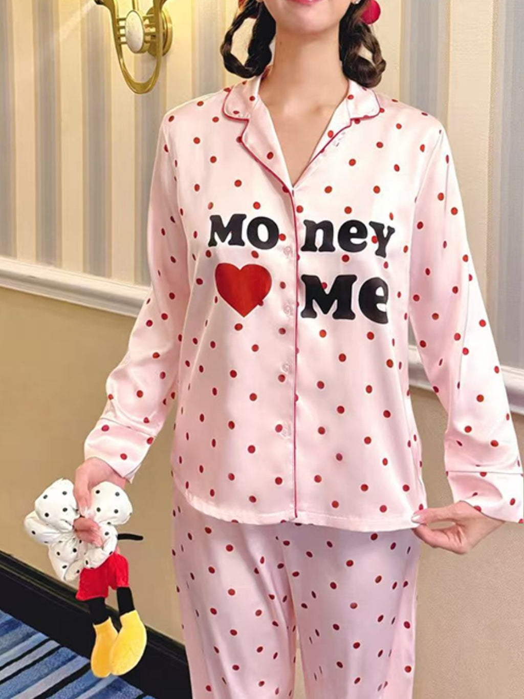 Conjunto de pijama de satén rosa con lunares de MoneyLoveMe