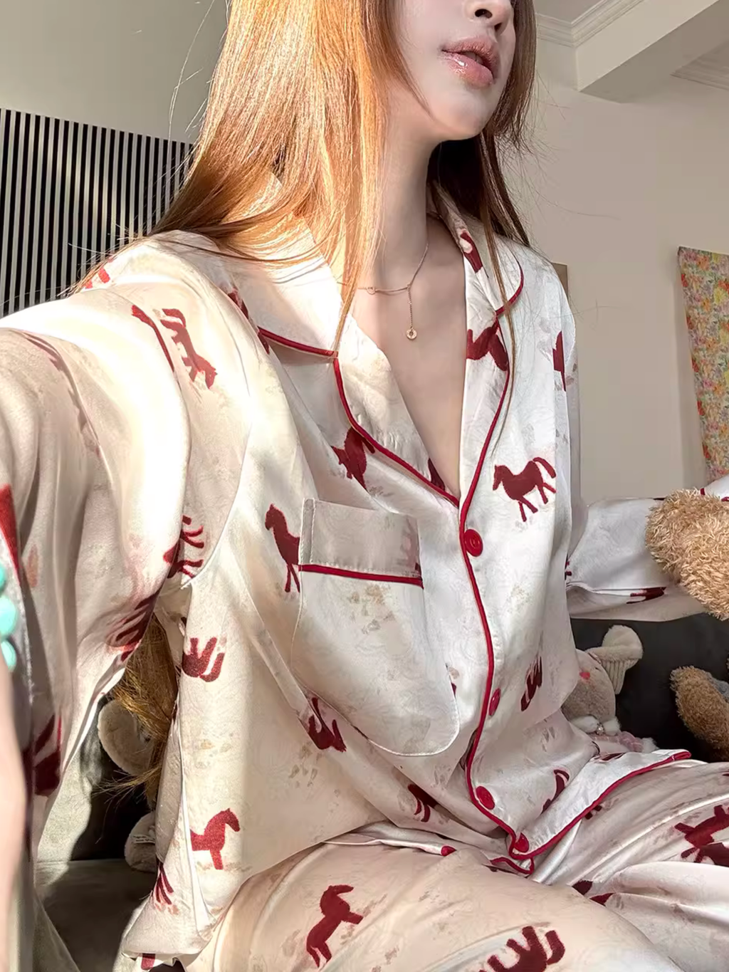 Pijama de satén bordado con lunares