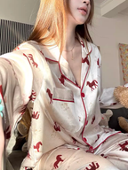 Pijama de satén bordado con lunares
